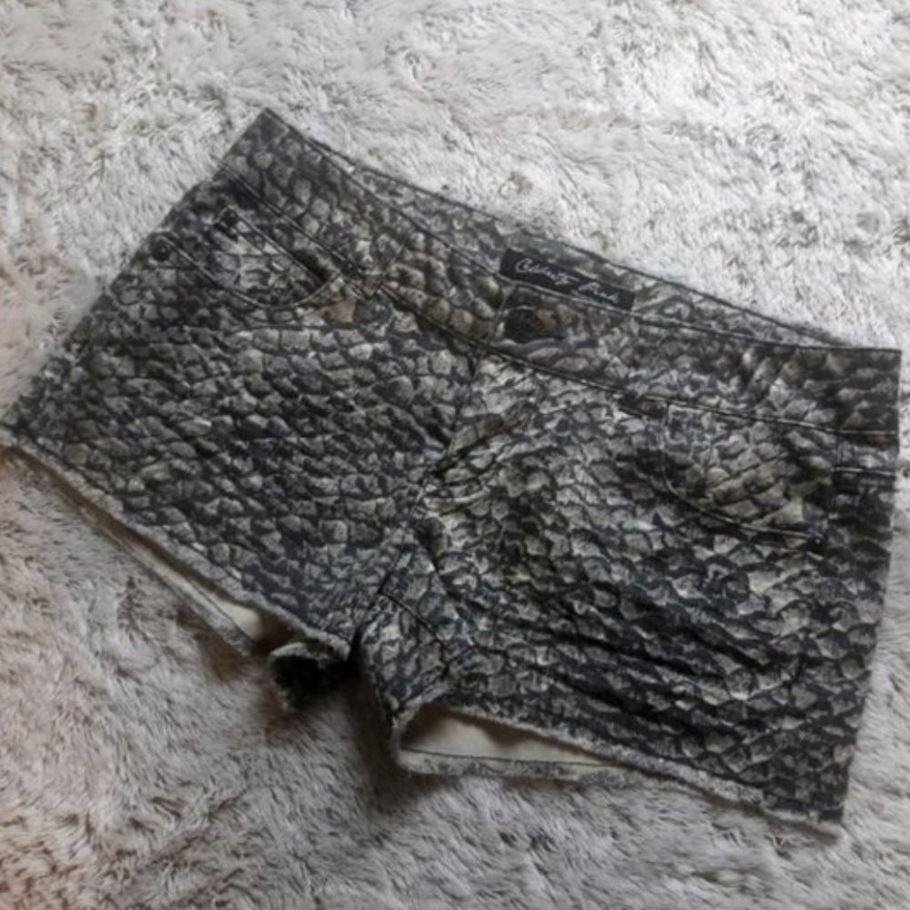 Celebrity Denim SZ 7 Snake Print Shorts Khaki